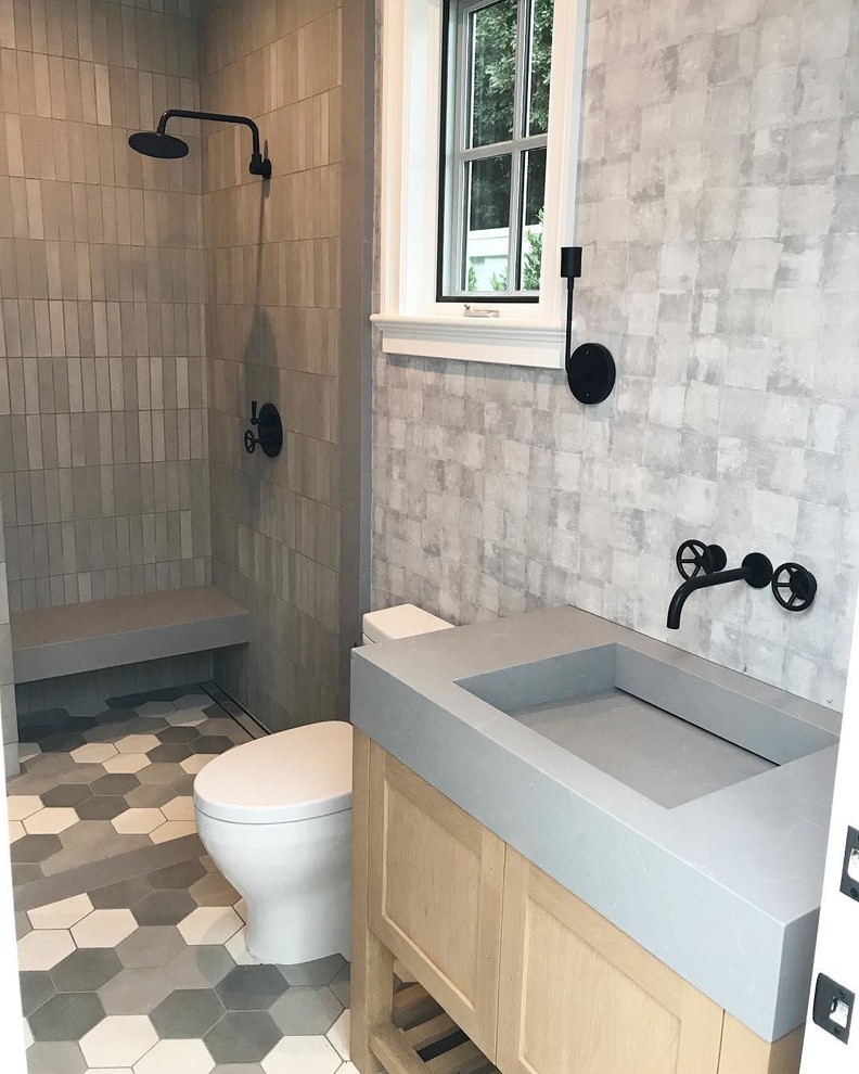 Klassisches Badezimmer mit grauen Fliesen, Zementfliesen, grauer Wandfarbe, Zementfliesen für Boden, Beton-Waschbecken/Waschtisch, buntem Boden, offener Dusche und grauer Waschtischplatte in Orange County