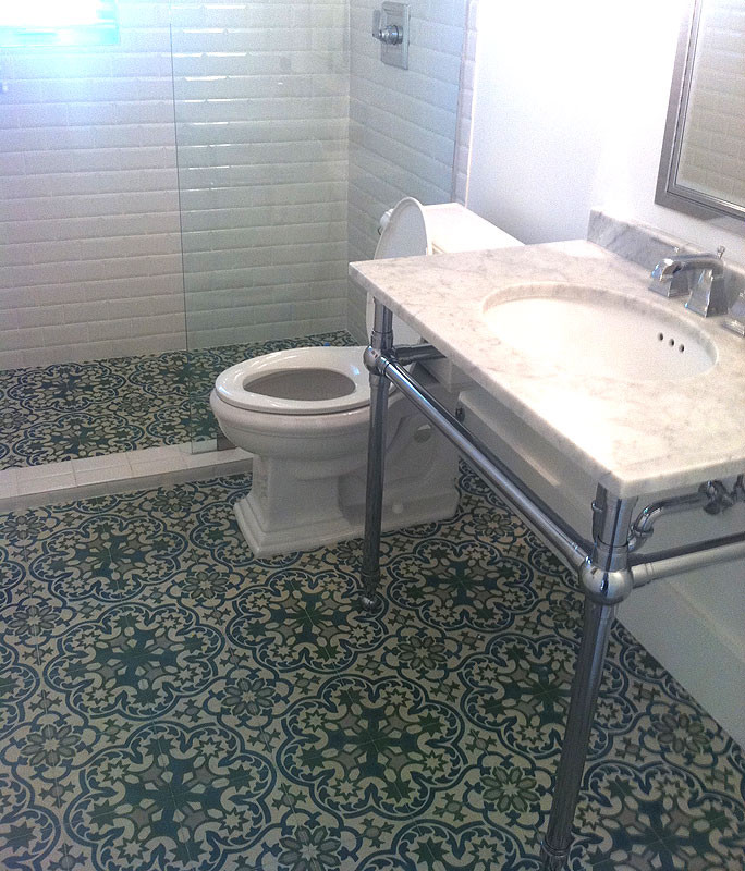 Mittelgroßes Modernes Duschbad mit Wandtoilette mit Spülkasten, weißen Fliesen, Keramikfliesen, weißer Wandfarbe, Zementfliesen für Boden, Unterbauwaschbecken, buntem Boden, offener Dusche und Duschnische in Miami