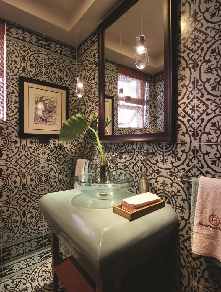 Example of a powder room design in Los Angeles