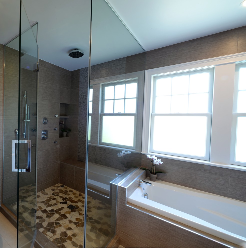 Immagine di una stanza da bagno padronale classica di medie dimensioni con vasca idromassaggio, vasca/doccia, piastrelle marroni, piastrelle in ceramica, pareti marroni e pavimento con piastrelle in ceramica