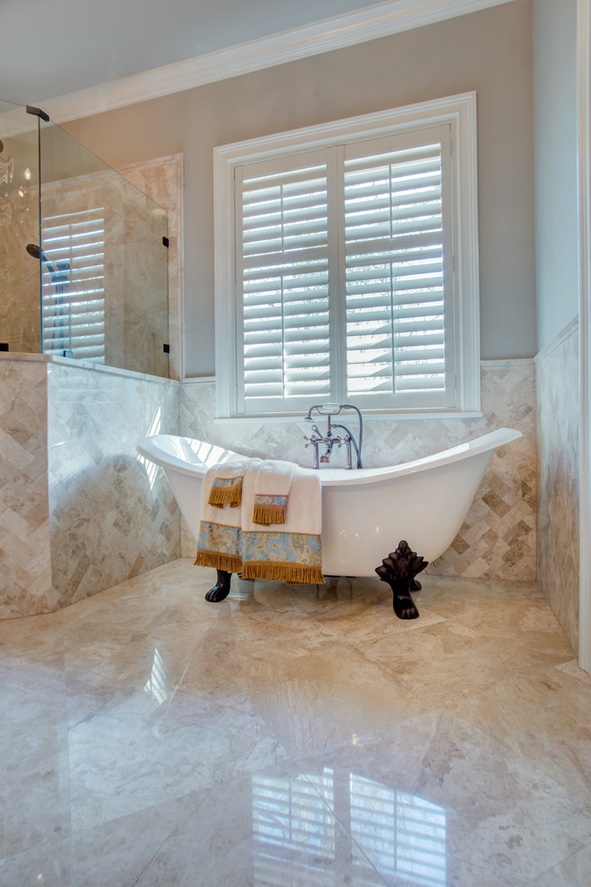 Стильный дизайн: большая главная ванная комната в стиле неоклассика (современная классика) с ванной на ножках, угловым душем, бежевыми стенами, мраморным полом, бежевым полом и открытым душем - последний тренд