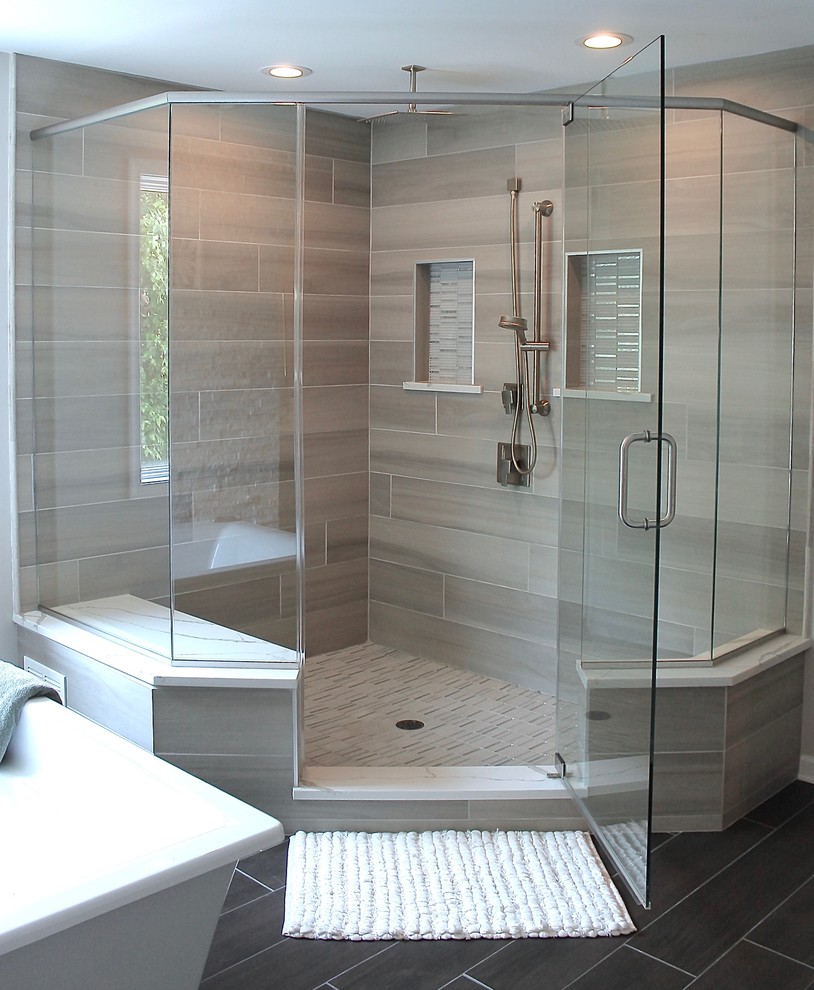 Inspiration för ett stort funkis en-suite badrum, med luckor med upphöjd panel, vita skåp, ett fristående badkar, en hörndusch, grå kakel, porslinskakel, grå väggar, vinylgolv, ett undermonterad handfat, marmorbänkskiva, brunt golv och dusch med gångjärnsdörr
