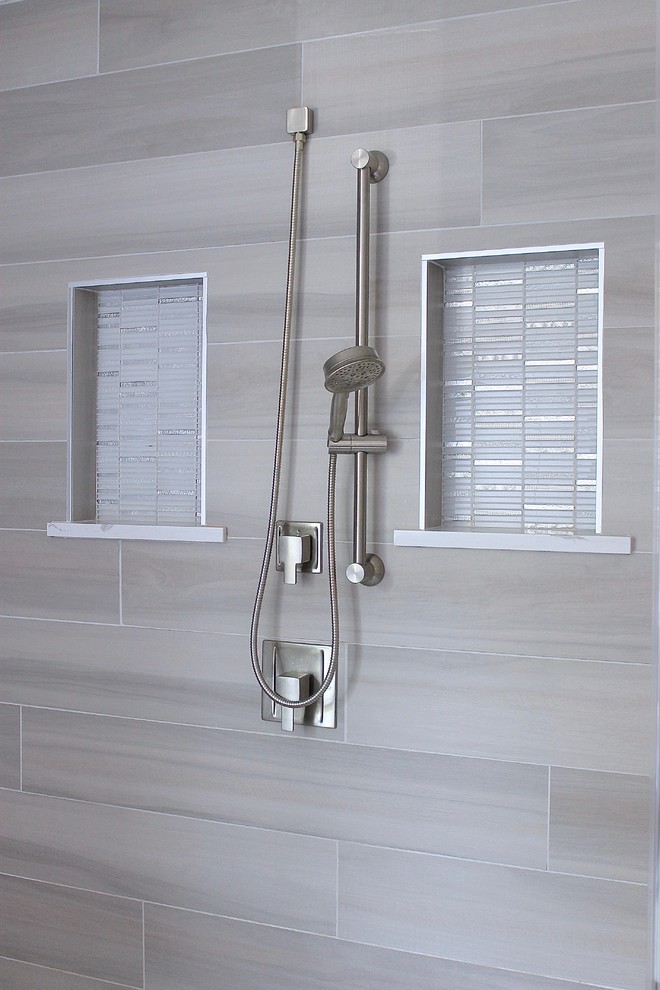 Bild på ett stort funkis en-suite badrum, med luckor med upphöjd panel, vita skåp, ett fristående badkar, en hörndusch, grå kakel, porslinskakel, grå väggar, vinylgolv, ett undermonterad handfat, marmorbänkskiva, brunt golv och dusch med gångjärnsdörr