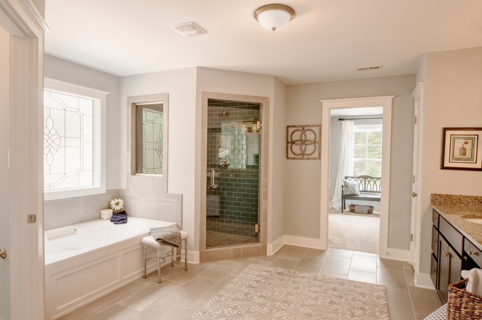 Klassisk inredning av ett en-suite badrum, med släta luckor, skåp i mörkt trä, bänkskiva i kvarts, ett platsbyggt badkar, en hörndusch, grå kakel, tunnelbanekakel, grå väggar, klinkergolv i keramik och dusch med gångjärnsdörr