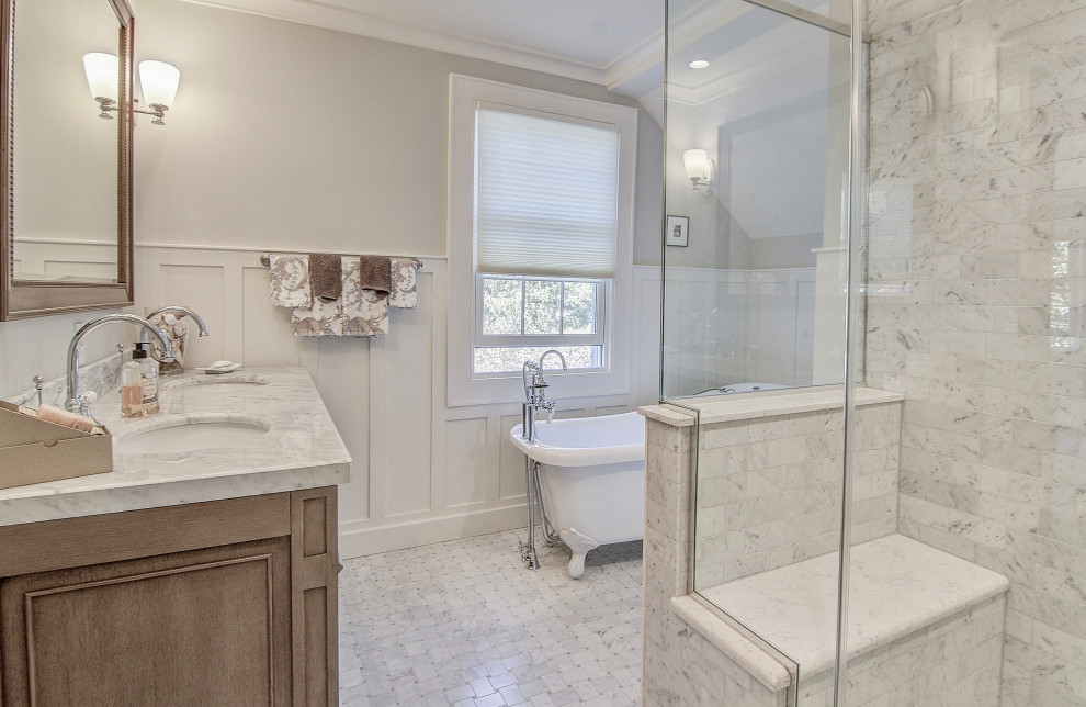 Пример оригинального дизайна: большая главная ванная комната в классическом стиле с фасадами с выступающей филенкой, коричневыми фасадами, отдельно стоящей ванной, душем в нише, раздельным унитазом, разноцветной плиткой, мраморной плиткой, серыми стенами, мраморным полом, врезной раковиной, серым полом, душем с распашными дверями, серой столешницей, сиденьем для душа, тумбой под две раковины, напольной тумбой и панелями на стенах