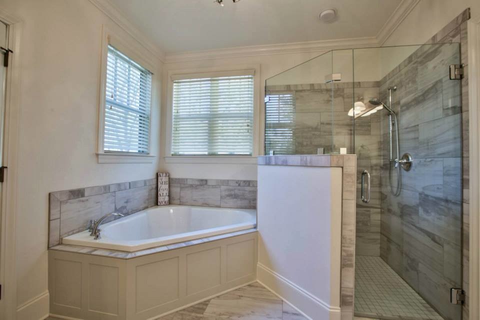 Maritim inredning av ett mellanstort en-suite badrum, med skåp i shakerstil, vita skåp, ett platsbyggt badkar, en hörndusch, stenkakel, vita väggar, vinylgolv, en toalettstol med separat cisternkåpa, ett undermonterad handfat och marmorbänkskiva