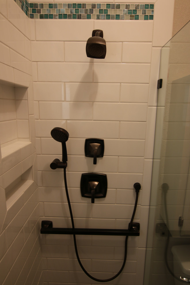 На фото: главная ванная комната среднего размера в классическом стиле с душем без бортиков, раздельным унитазом, белой плиткой, керамической плиткой, полом из керамогранита, душем с распашными дверями и сиденьем для душа с