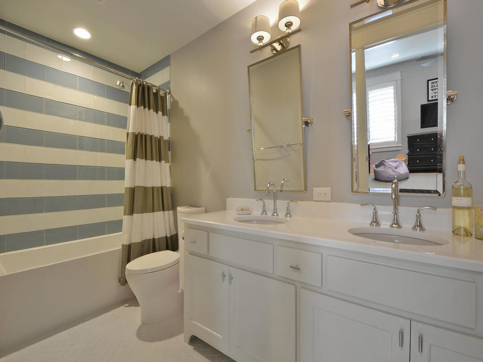Diseño de cuarto de baño moderno con armarios estilo shaker, puertas de armario blancas, baldosas y/o azulejos azules, baldosas y/o azulejos de vidrio y encimera de cuarzo compacto