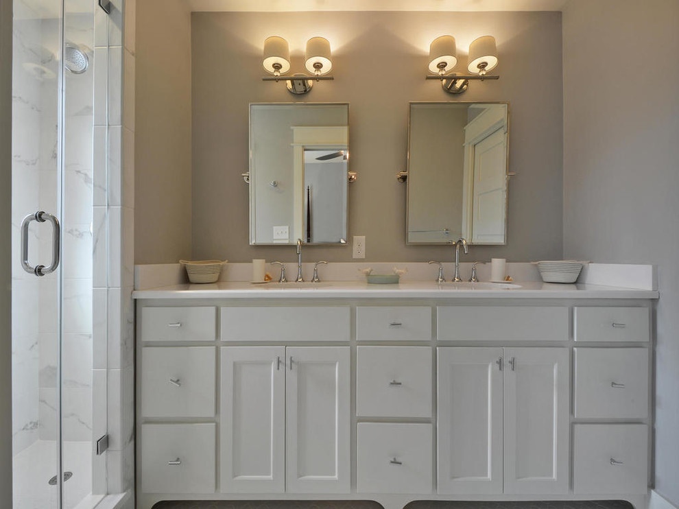 Imagen de cuarto de baño minimalista con armarios estilo shaker, puertas de armario blancas, paredes grises y encimera de cuarzo compacto