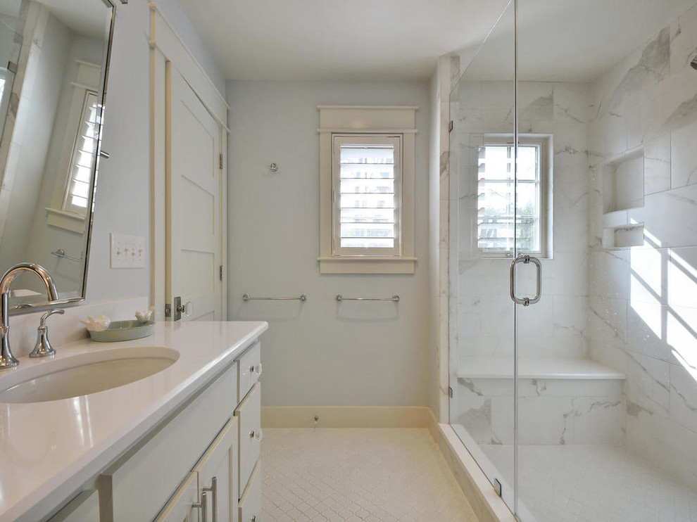 Ejemplo de cuarto de baño principal moderno con armarios estilo shaker, puertas de armario blancas, baldosas y/o azulejos blancos, suelo de baldosas de cerámica y encimera de cuarzo compacto