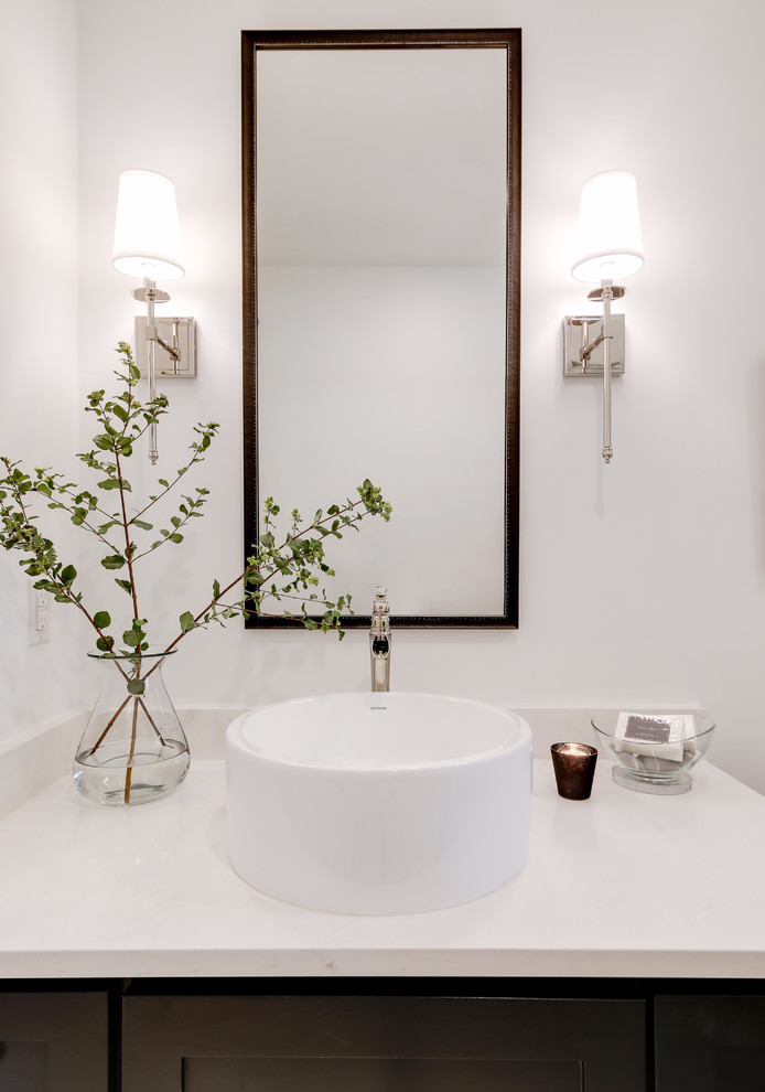 Пример оригинального дизайна: главная ванная комната среднего размера в классическом стиле с фасадами в стиле шейкер, коричневыми фасадами, ванной в нише, душем в нише, раздельным унитазом, белой плиткой, плиткой кабанчик, белыми стенами, полом из керамической плитки, настольной раковиной, разноцветным полом, шторкой для ванной и белой столешницей