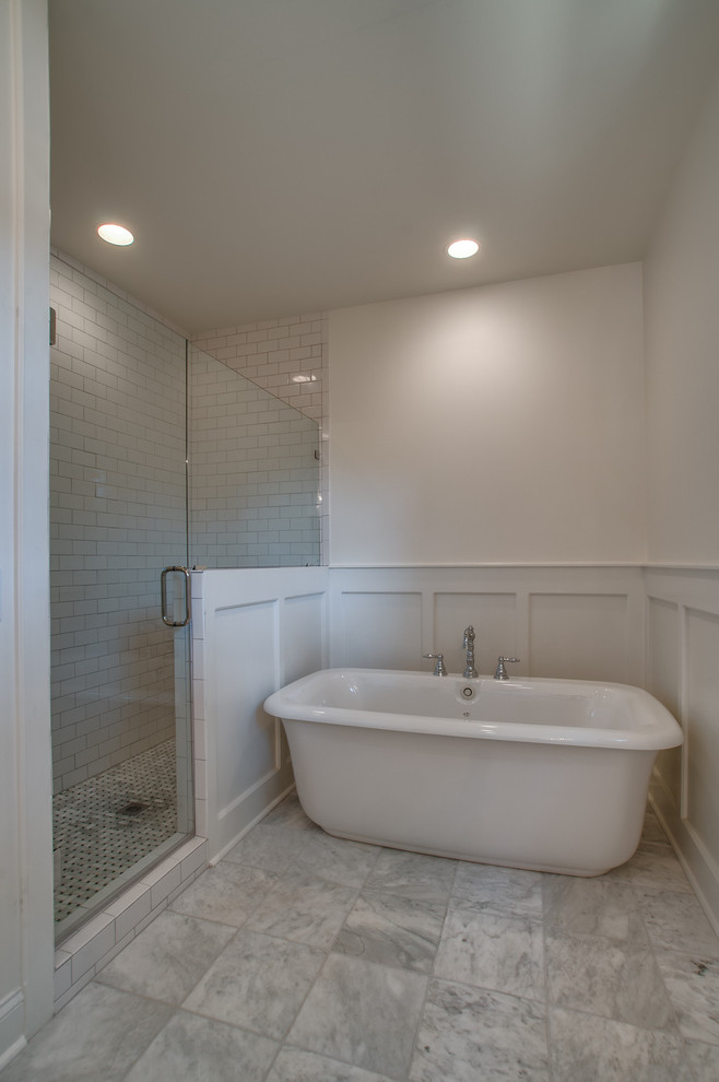 Foto på ett vintage badrum, med ett undermonterad handfat, skåp i shakerstil, vita skåp, marmorbänkskiva, ett fristående badkar, en dusch i en alkov, en toalettstol med separat cisternkåpa, vit kakel och tunnelbanekakel