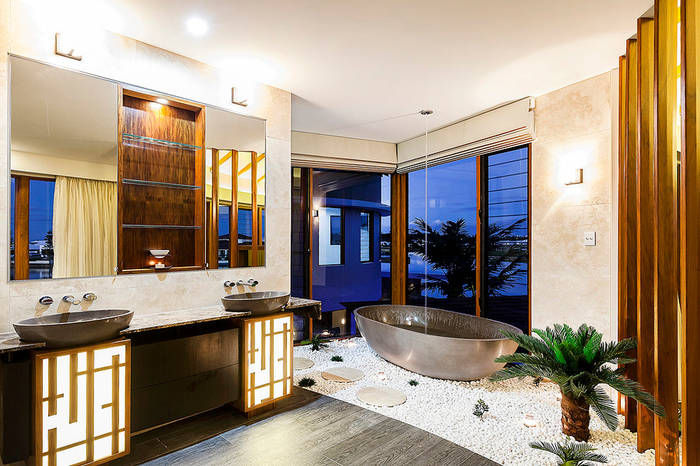 Inspiration för moderna badrum, med ett fristående badkar och ett fristående handfat