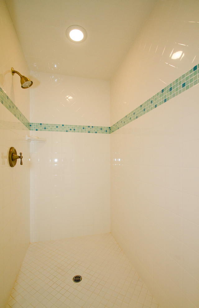 На фото: большая главная ванная комната в морском стиле с белой плиткой, керамической плиткой и белыми стенами с