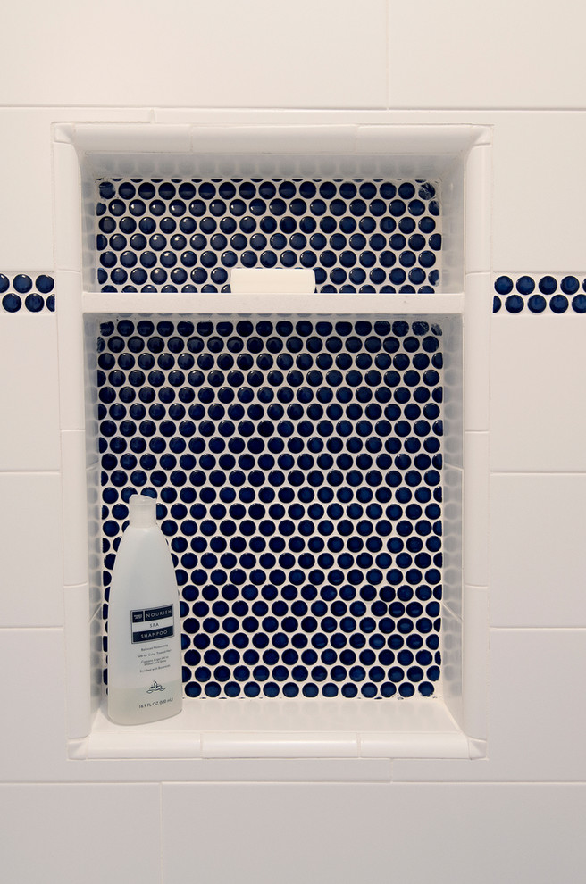 Свежая идея для дизайна: маленькая детская ванная комната в современном стиле с фасадами с утопленной филенкой, белыми фасадами, ванной в нише, душем над ванной, писсуаром, белой плиткой, керамической плиткой, белыми стенами, полом из мозаичной плитки, врезной раковиной, столешницей из искусственного кварца, синим полом, шторкой для ванной и белой столешницей для на участке и в саду - отличное фото интерьера