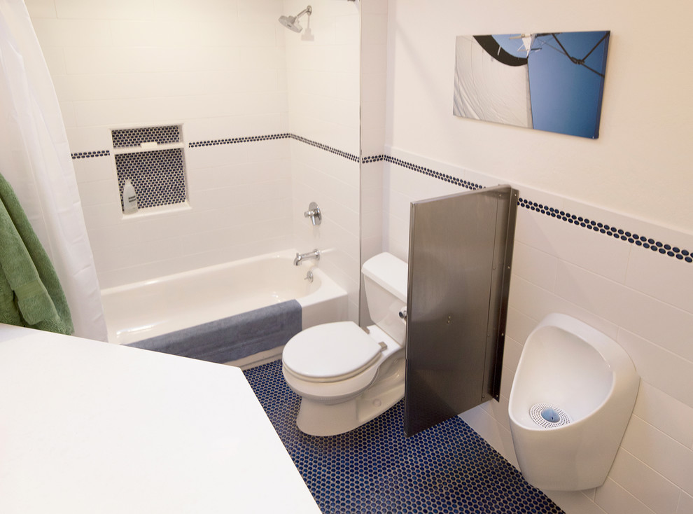 Cette photo montre une petite salle de bain tendance pour enfant avec un placard avec porte à panneau encastré, des portes de placard blanches, une baignoire en alcôve, un combiné douche/baignoire, un urinoir, un carrelage blanc, des carreaux de céramique, un mur blanc, un sol en carrelage de terre cuite, un lavabo encastré, un plan de toilette en quartz modifié, un sol bleu, une cabine de douche avec un rideau et un plan de toilette blanc.