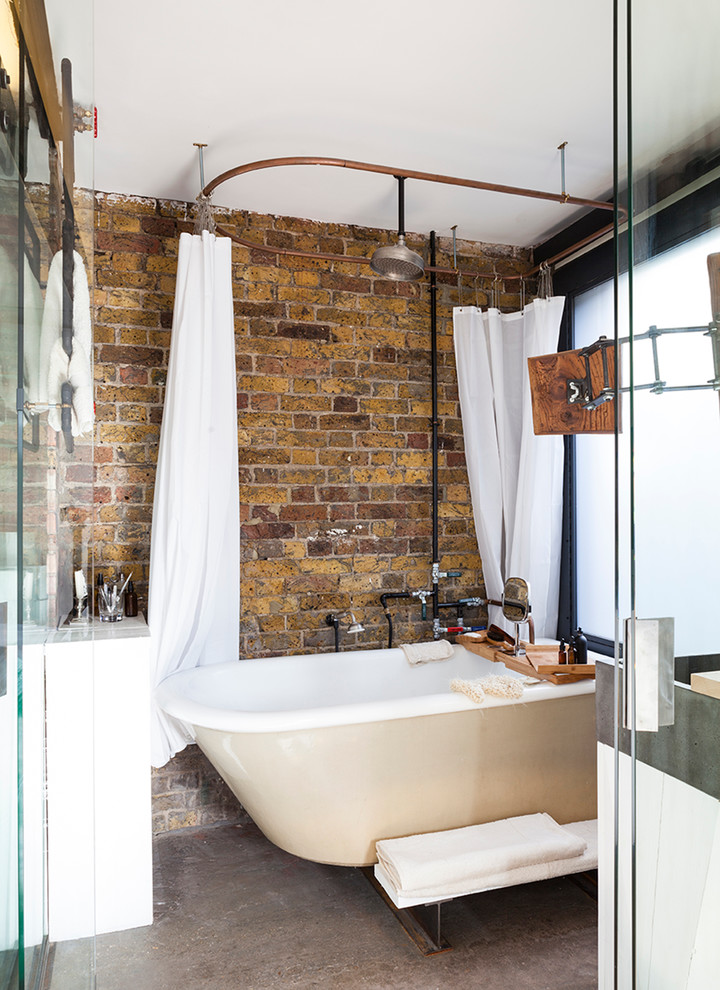 ロンドンにあるラグジュアリーな小さなインダストリアルスタイルのおしゃれな浴室の写真