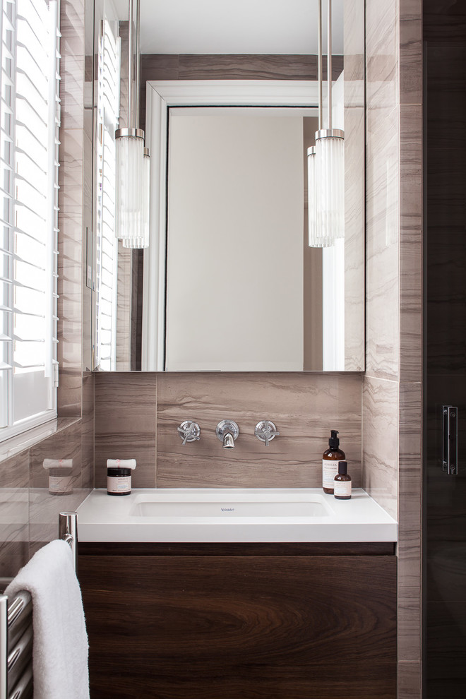 Идея дизайна: ванная комната в современном стиле с плоскими фасадами, темными деревянными фасадами, бежевыми стенами и врезной раковиной