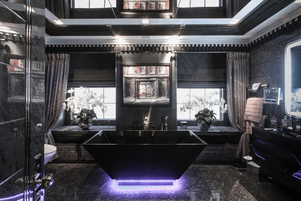 Пример оригинального дизайна: большая главная ванная комната в современном стиле с фасадами островного типа, черными фасадами, отдельно стоящей ванной, открытым душем, инсталляцией, разноцветной плиткой, плиткой мозаикой, серыми стенами, мраморным полом, консольной раковиной, столешницей из искусственного камня, серым полом, душем с распашными дверями и черной столешницей