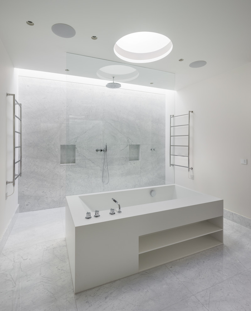 Exempel på ett stort modernt badrum för barn, med en öppen dusch, grå kakel, marmorkakel, marmorgolv, grått golv och med dusch som är öppen