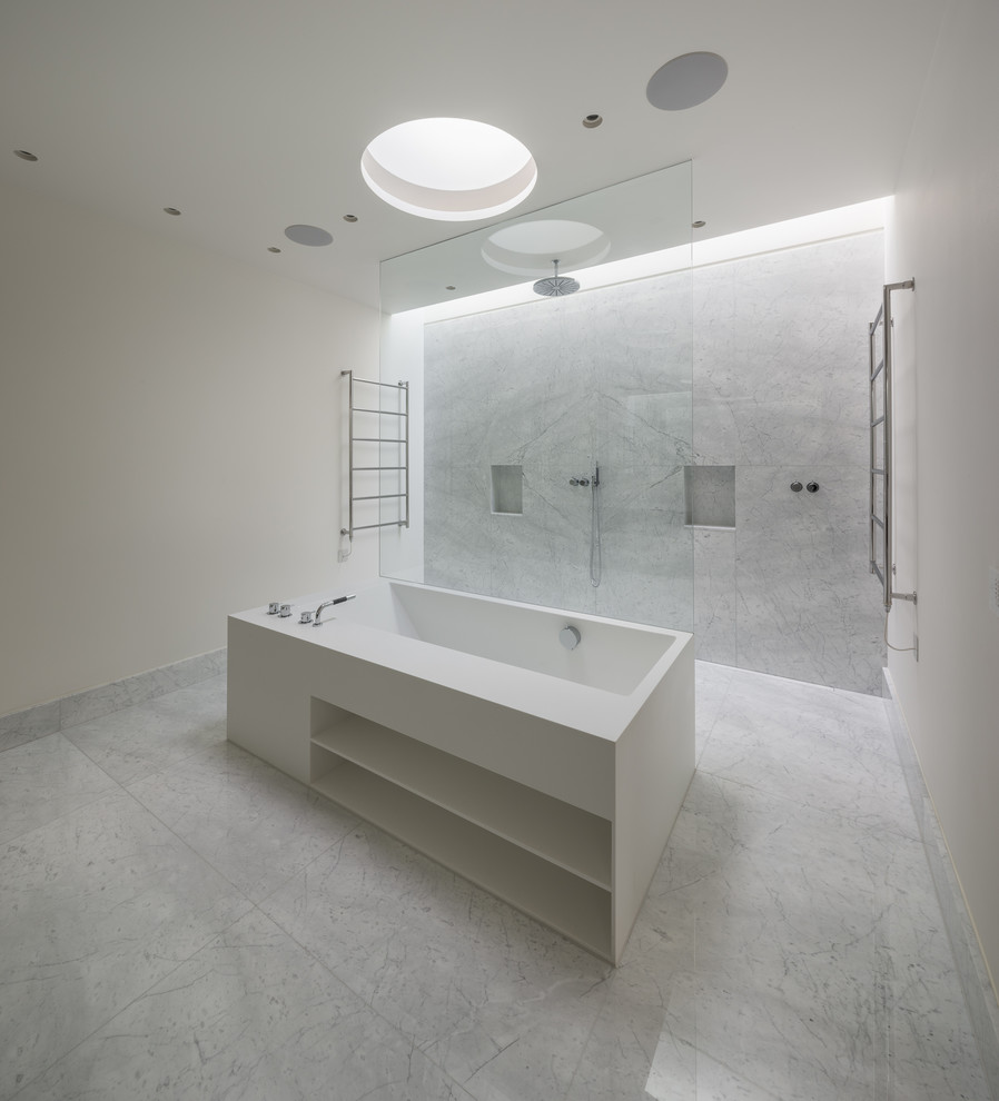 Idées déco pour une grande salle de bain contemporaine pour enfant avec une douche ouverte, du carrelage en marbre, un sol en marbre, un sol gris, aucune cabine et un carrelage gris.