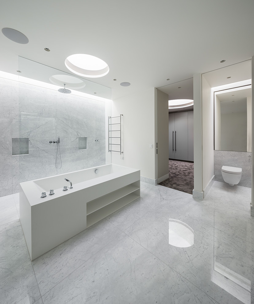 Ispirazione per una grande stanza da bagno per bambini minimal con doccia aperta, piastrelle grigie, piastrelle di marmo, pavimento in marmo, pavimento grigio e doccia aperta