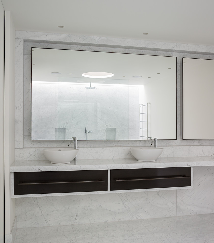 Идея дизайна: большая детская ванная комната в современном стиле с открытым душем, серой плиткой, мраморной плиткой, мраморным полом, серым полом и открытым душем