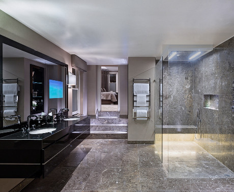 Ispirazione per una grande stanza da bagno padronale contemporanea con ante lisce, top in marmo, ante nere, doccia aperta, pareti grigie e pavimento in marmo