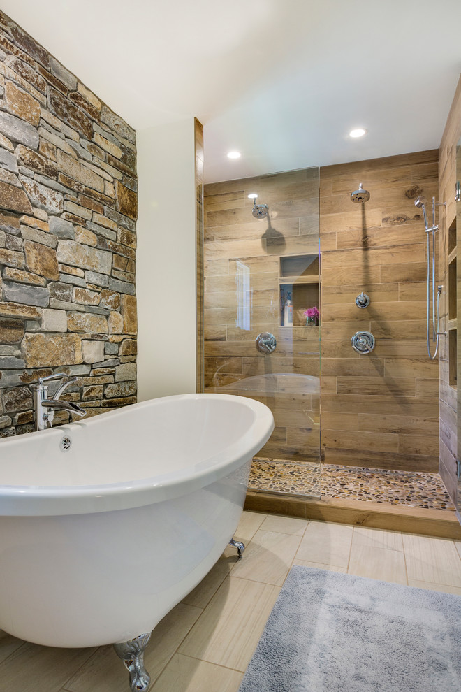 Cette image montre une douche en alcôve principale chalet avec une baignoire sur pieds, des carreaux de céramique, un mur blanc et un sol en carrelage de porcelaine.