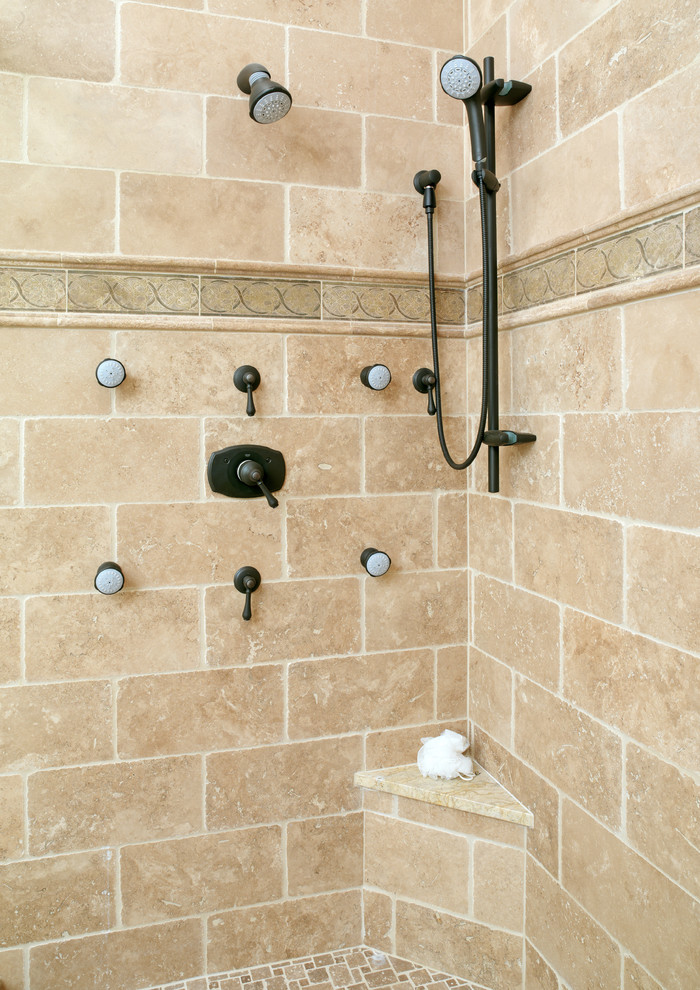 Modern inredning av ett en-suite badrum, med luckor med profilerade fronter, skåp i mörkt trä, ett platsbyggt badkar, en hörndusch, beige kakel, keramikplattor, vita väggar, klinkergolv i keramik, ett nedsänkt handfat och granitbänkskiva