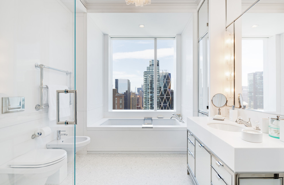 Modernes Badezimmer mit Unterbauwaschbecken, Unterbauwanne, Toilette mit Aufsatzspülkasten und flächenbündigen Schrankfronten in New York