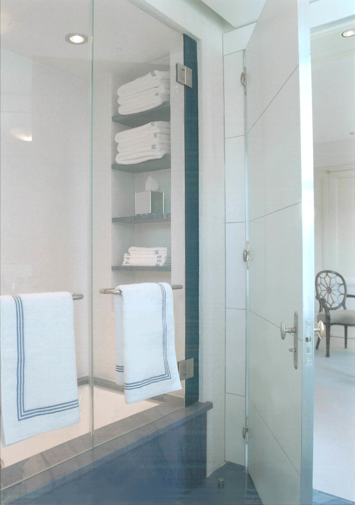 Idéer för ett mellanstort modernt en-suite badrum, med ett badkar i en alkov, en dusch/badkar-kombination, en toalettstol med hel cisternkåpa, vita väggar och dusch med gångjärnsdörr