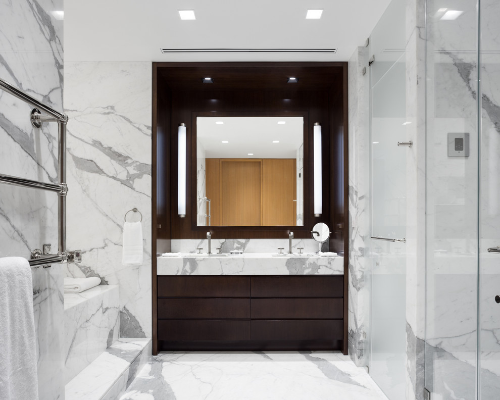 Стильный дизайн: большая главная ванная комната в современном стиле с врезной раковиной, плоскими фасадами, темными деревянными фасадами, мраморной столешницей, душем в нише, серой плиткой, ванной в нише, мраморной плиткой, белыми стенами, мраморным полом, белым полом, душем с распашными дверями и зеркалом с подсветкой - последний тренд