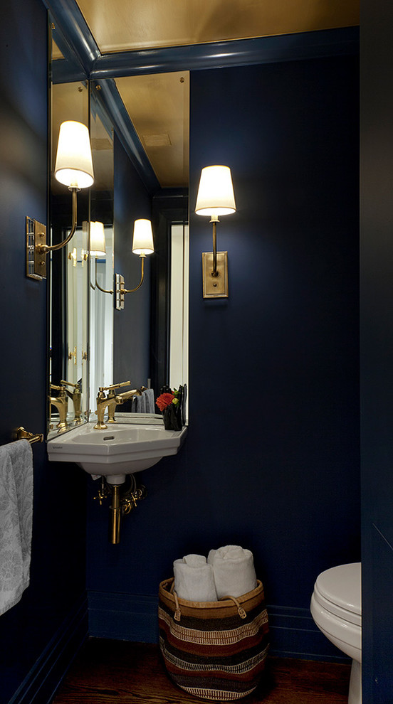 Kleines Modernes Badezimmer mit blauer Wandfarbe, dunklem Holzboden und Wandwaschbecken in New York