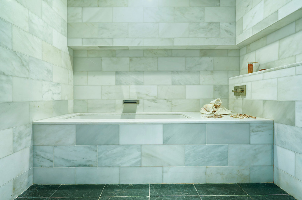 Mittelgroßes Modernes Badezimmer mit Badewanne in Nische und Steinfliesen in New York
