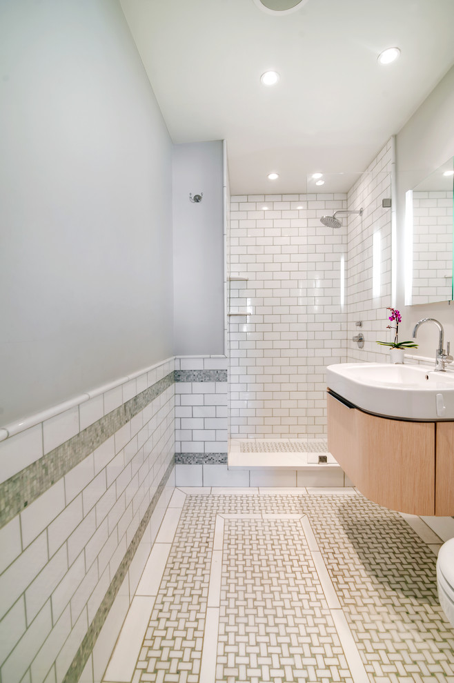 Foto di una piccola stanza da bagno padronale contemporanea con consolle stile comò, ante in legno chiaro, doccia alcova, piastrelle bianche, piastrelle diamantate, pareti verdi, pavimento con piastrelle a mosaico e lavabo integrato