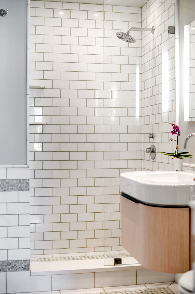 Foto di una piccola stanza da bagno padronale contemporanea con consolle stile comò, ante in legno chiaro, doccia alcova, piastrelle bianche, piastrelle diamantate, pareti verdi, pavimento con piastrelle a mosaico e lavabo integrato