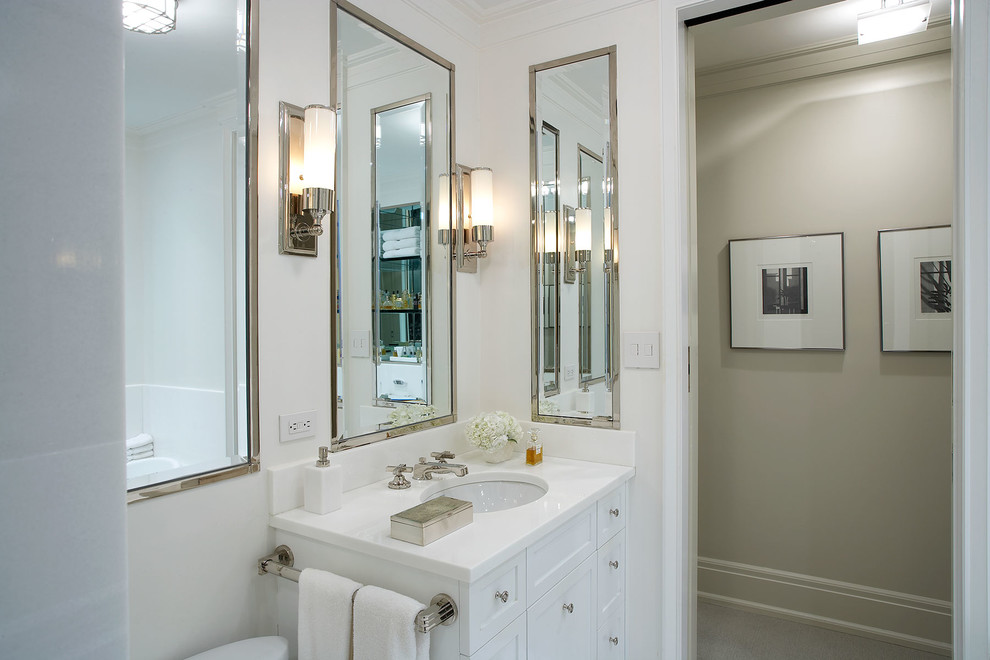 Стильный дизайн: ванная комната в стиле неоклассика (современная классика) с врезной раковиной, фасадами с утопленной филенкой и белыми фасадами - последний тренд