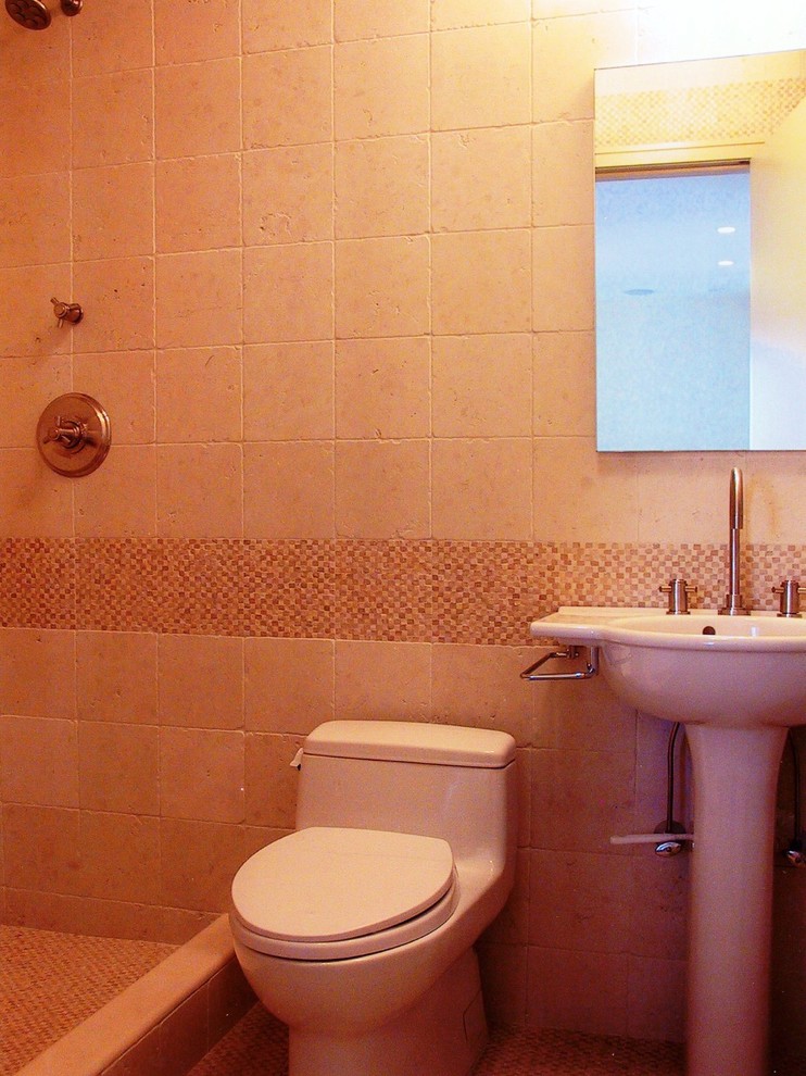 Idee per una grande stanza da bagno padronale design con ante lisce, ante bianche, doccia doppia, WC monopezzo, piastrelle beige, piastrelle a mosaico, pareti beige, pavimento con piastrelle a mosaico, lavabo a colonna, top in marmo, pavimento beige e doccia con tenda
