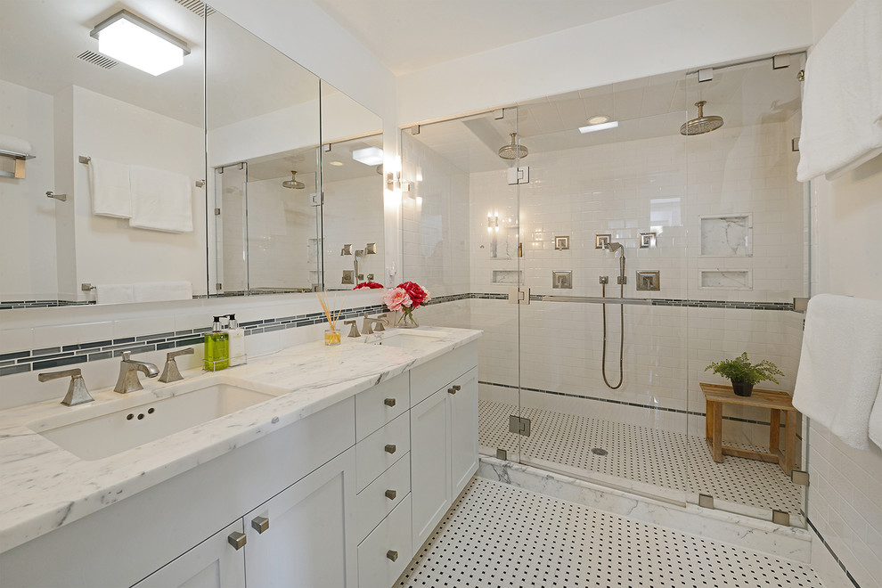 На фото: главная ванная комната в стиле неоклассика (современная классика) с фасадами в стиле шейкер, белыми фасадами, двойным душем, белой плиткой, плиткой кабанчик, врезной раковиной, разноцветным полом и душем с распашными дверями с