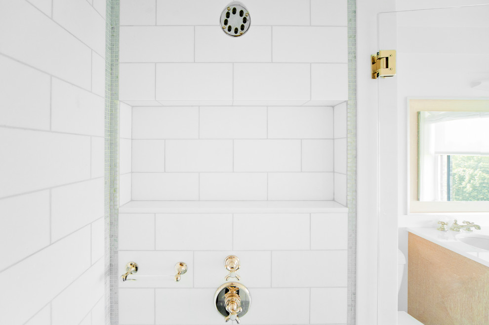 ニューヨークにある中くらいなトランジショナルスタイルのおしゃれなマスターバスルーム (フラットパネル扉のキャビネット、淡色木目調キャビネット、アルコーブ型シャワー、白いタイル、サブウェイタイル、グレーの壁、アンダーカウンター洗面器、珪岩の洗面台、白い床、オープンシャワー) の写真