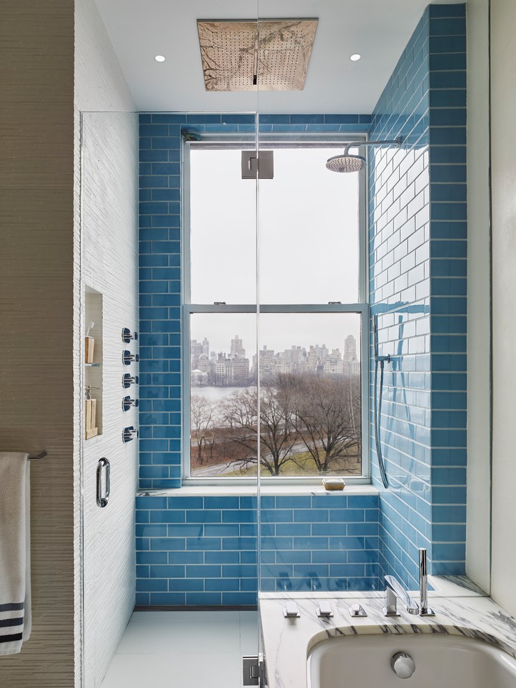 Idées déco pour une grande salle de bain principale contemporaine avec une baignoire encastrée, un espace douche bain, un carrelage bleu, des carreaux de céramique, un mur bleu, un sol en carrelage de porcelaine, une vasque, un sol blanc et une cabine de douche à porte battante.