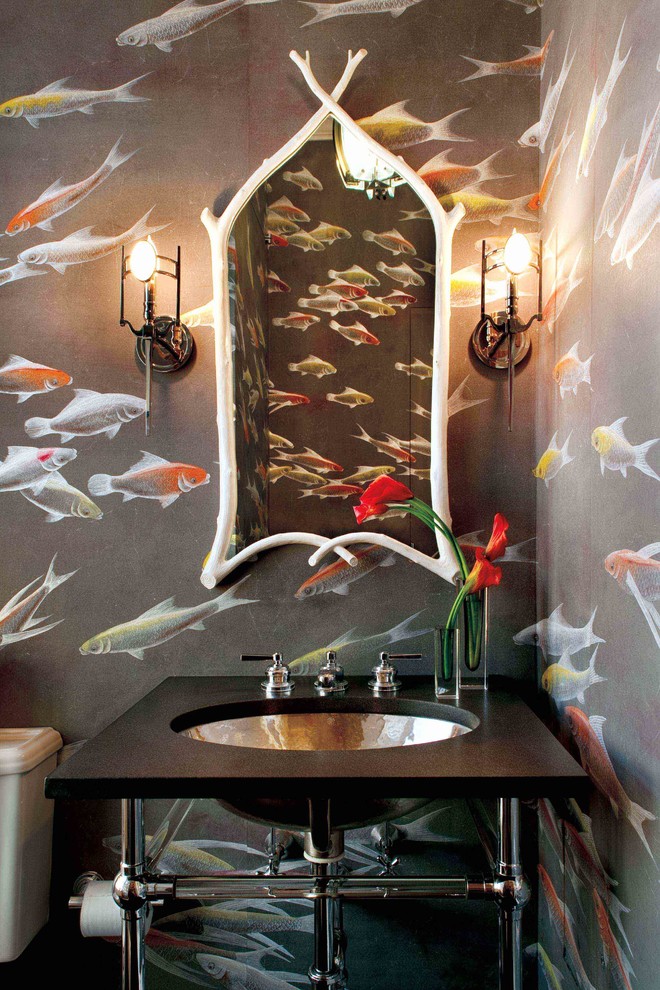 На фото: ванная комната в современном стиле с консольной раковиной и разноцветными стенами