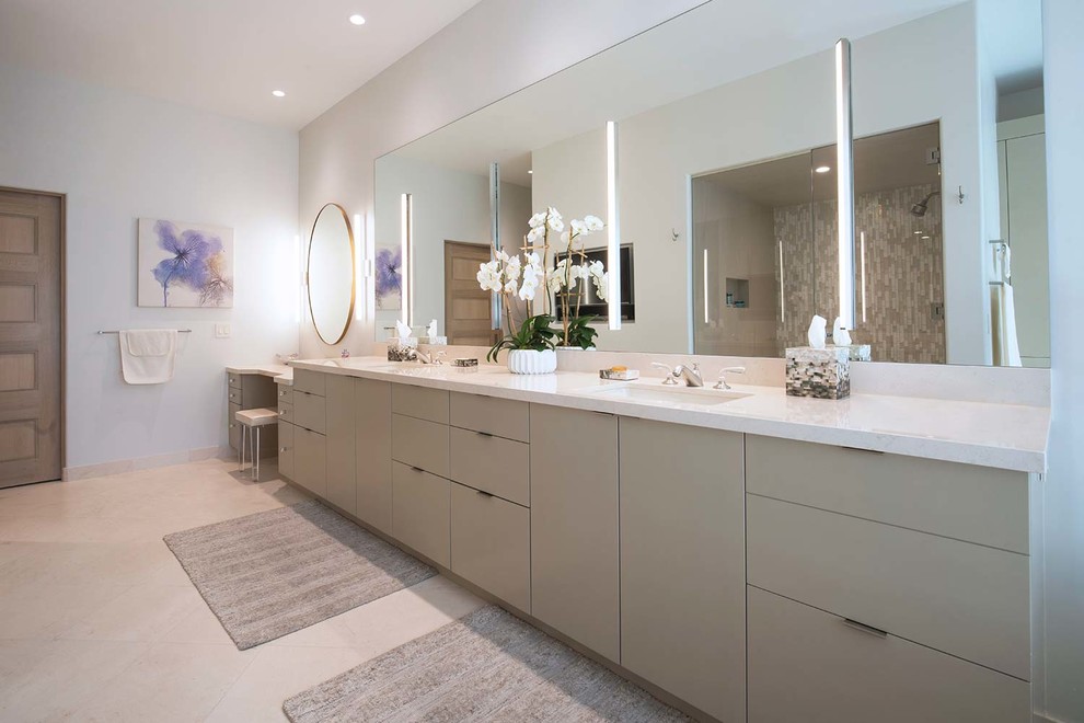 Cette photo montre une salle de bain moderne avec un placard à porte plane, des portes de placard beiges et un plan de toilette blanc.
