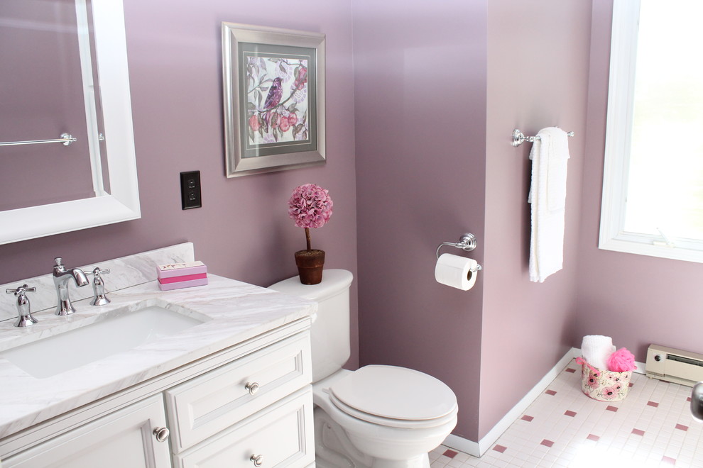 Idee per una stanza da bagno padronale chic di medie dimensioni con ante con riquadro incassato, ante bianche, piastrelle bianche, pareti viola e top in marmo