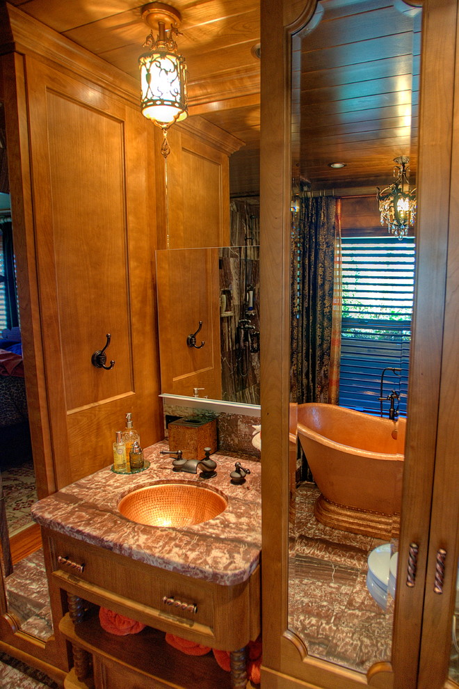 Стильный дизайн: большая главная ванная комната в стиле фьюжн с врезной раковиной, фасадами с утопленной филенкой, темными деревянными фасадами, мраморной столешницей, отдельно стоящей ванной, угловым душем, унитазом-моноблоком, разноцветной плиткой, каменной плиткой, мраморным полом и коричневыми стенами - последний тренд