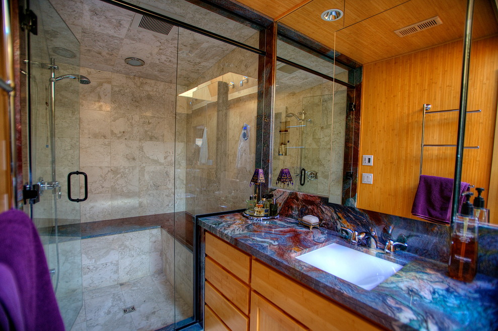 Foto di una grande stanza da bagno per bambini design con lavabo sottopiano, ante lisce, ante in legno chiaro, top in granito, piastrelle beige e piastrelle in pietra