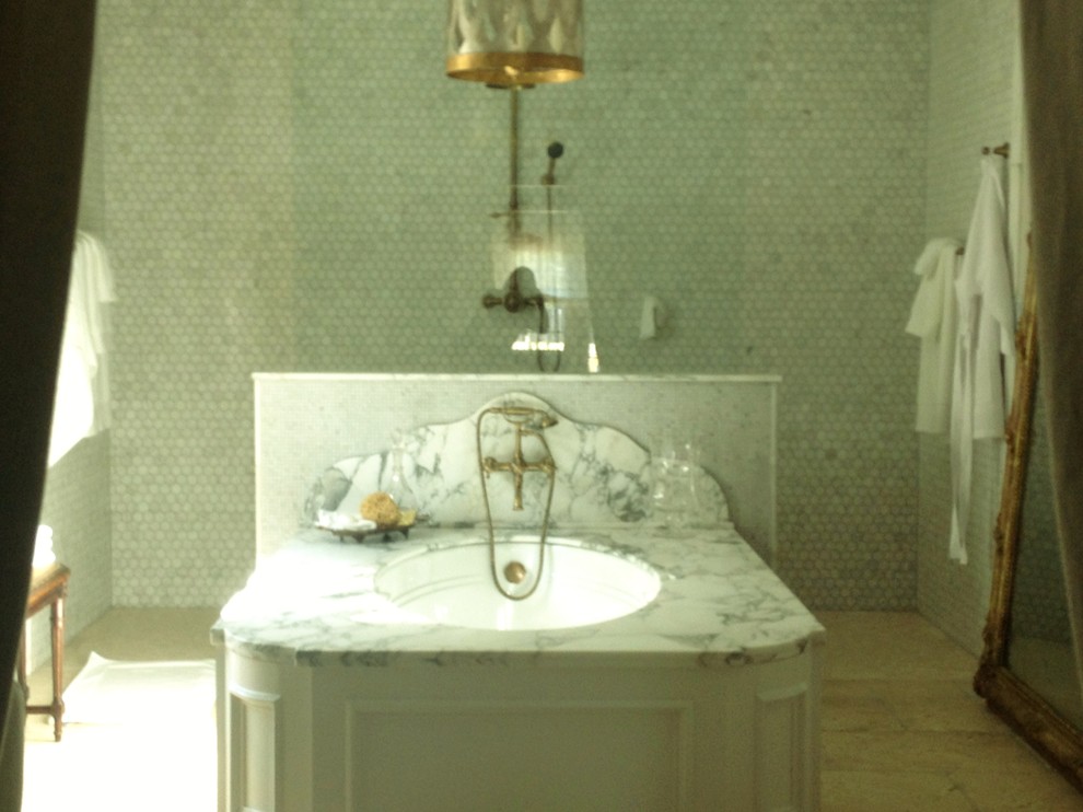 Idées déco pour une salle de bain principale classique en bois vieilli avec un placard en trompe-l'oeil, une baignoire encastrée, une douche à l'italienne, un carrelage blanc, des dalles de pierre, un mur blanc, un sol en calcaire et un lavabo encastré.
