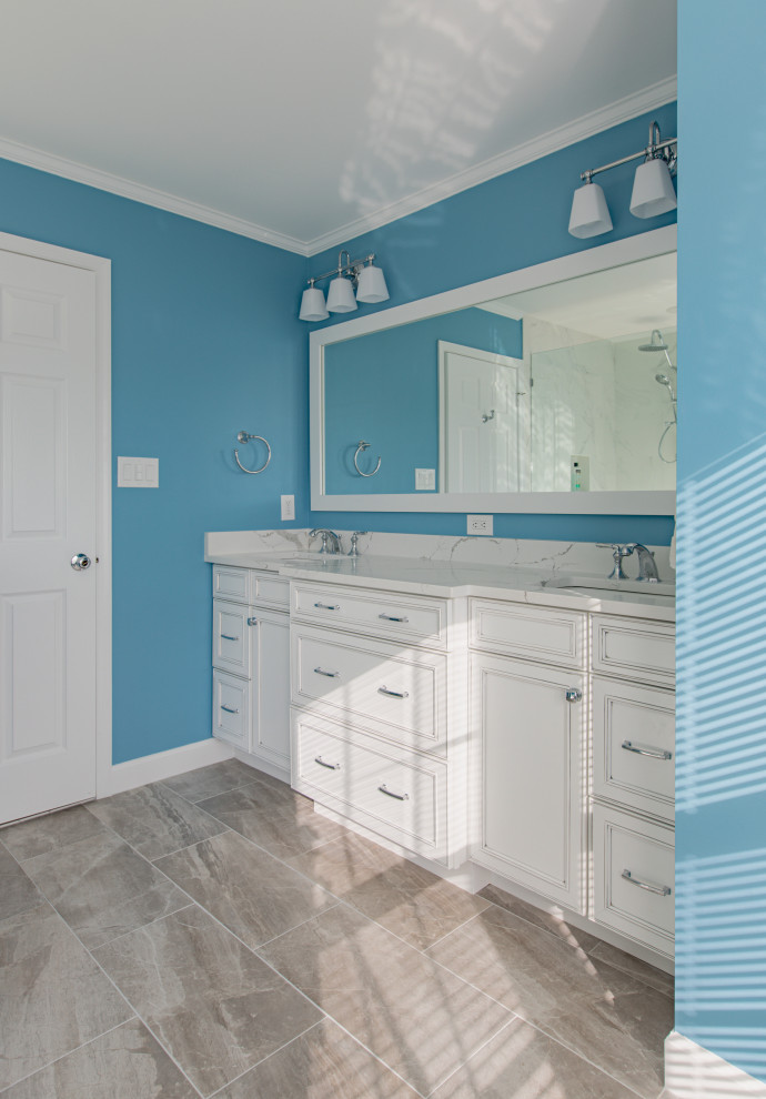Foto di una grande stanza da bagno padronale moderna con ante bianche, piastrelle bianche, top in quarzite e top bianco