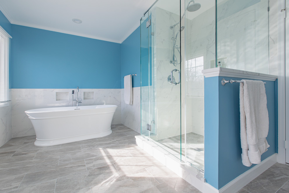 Ejemplo de cuarto de baño principal moderno grande con puertas de armario blancas, baldosas y/o azulejos blancos, encimera de cuarcita y encimeras blancas
